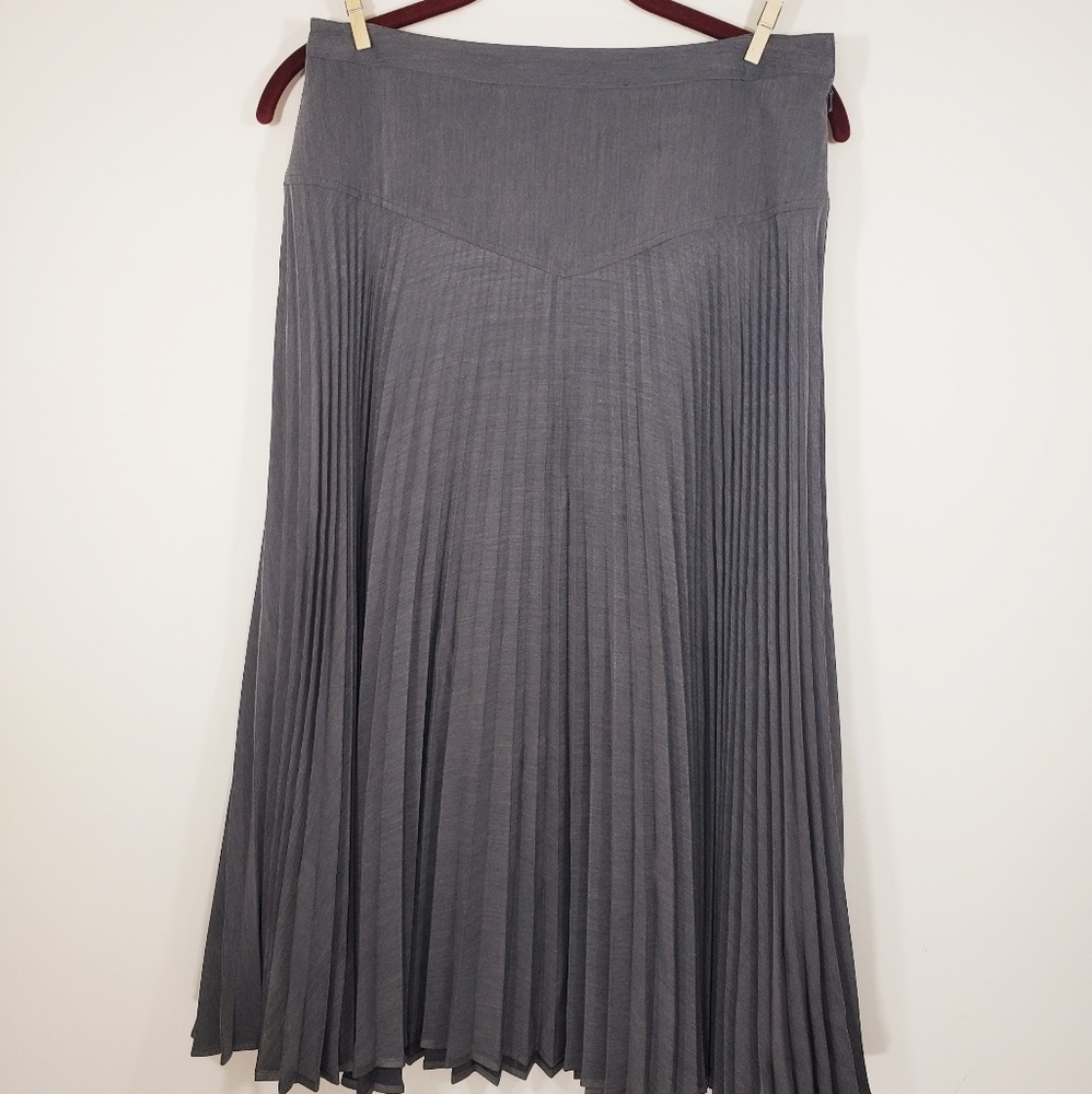 (NWT) g signature size 6 slim long pleated skirt